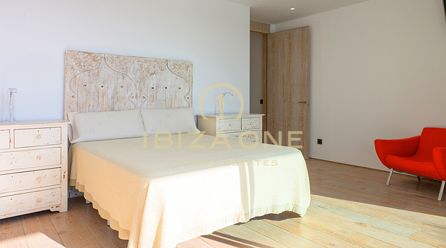 Villa de lujo en Cala Conta 33 con 600 m² de espacio interior, vistas al mar, piscina privada, vistas a la puesta de sol y a poca distancia de la playa en venta, Ibiza.