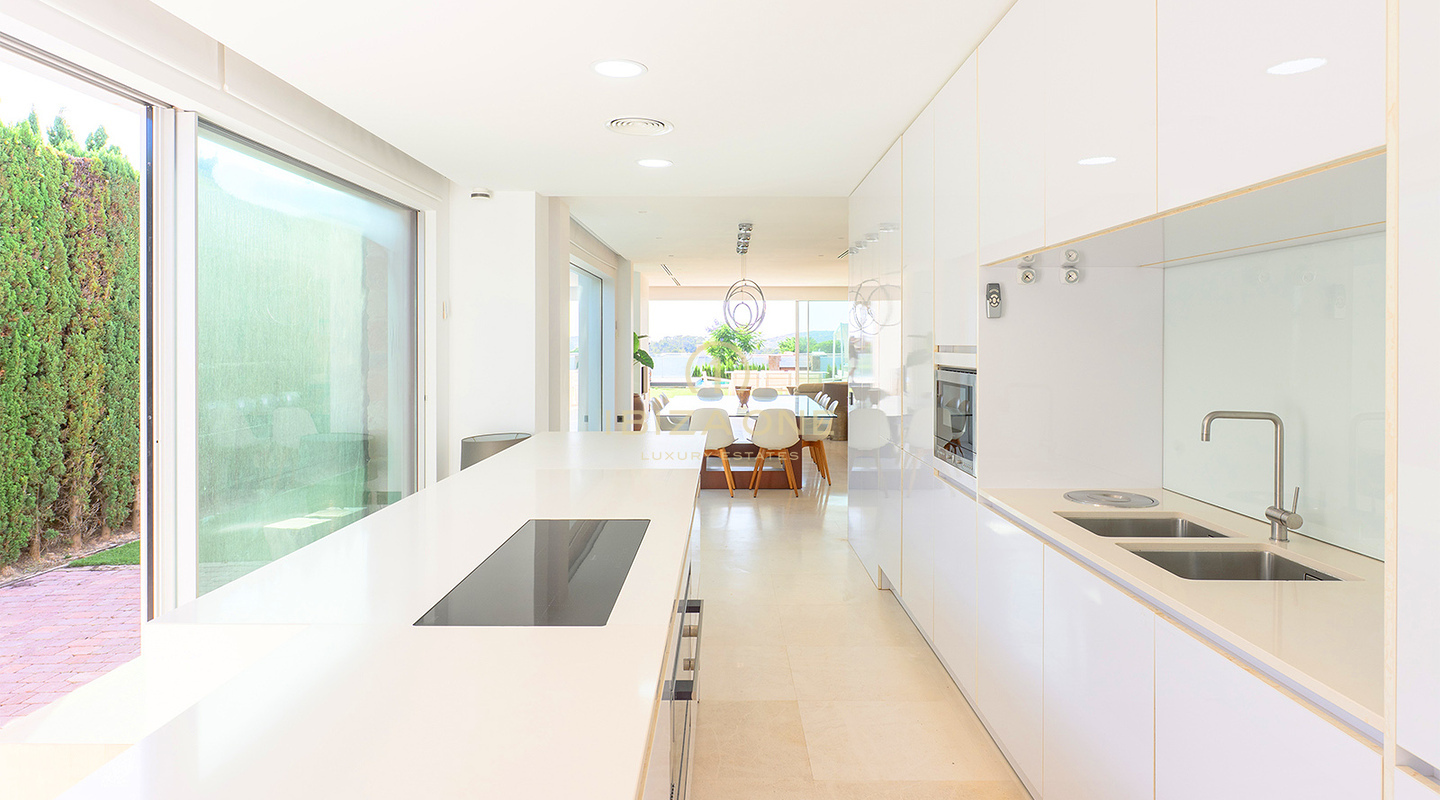 Villa de lujo en Cala Conta 33 con 600 m² de espacio interior, vistas al mar, piscina privada, vistas a la puesta de sol y a poca distancia de la playa en venta, Ibiza.