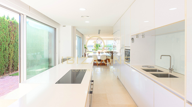 Luxuriöse Villa Cala Conta 33 mit 600 m² Wohnfläche, Meerblick, privatem Pool, traumhaften Sonnenuntergängen und Strandnähe zu verkaufen, Ibiza