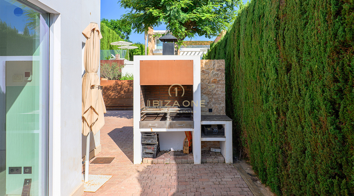 Luxueuse villa à Cala Conta 33, Ibiza, avec 600 m² habitables, vue mer, piscine privée, coucher de soleil et accès direct à la plage. À vendre.