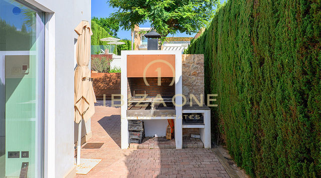 Luxueuse villa à Cala Conta 33, Ibiza, avec 600 m² habitables, vue mer, piscine privée, coucher de soleil et accès direct à la plage. À vendre.