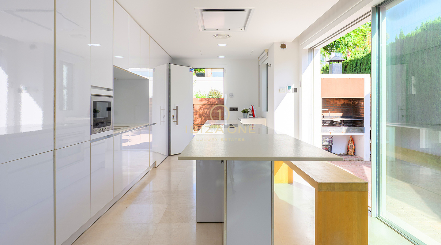 Villa de lujo en Cala Conta 33 con 600 m² de espacio interior, vistas al mar, piscina privada, vistas a la puesta de sol y a poca distancia de la playa en venta, Ibiza.