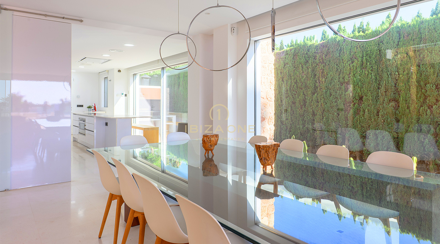 Villa de lujo en Cala Conta 33 con 600 m² de espacio interior, vistas al mar, piscina privada, vistas a la puesta de sol y a poca distancia de la playa en venta, Ibiza.