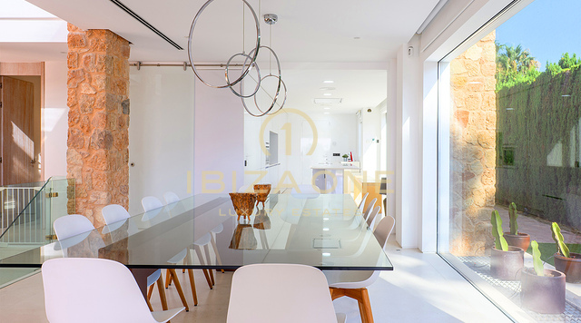 Luxueuse villa à Cala Conta 33, Ibiza, avec 600 m² habitables, vue mer, piscine privée, coucher de soleil et accès direct à la plage. À vendre.