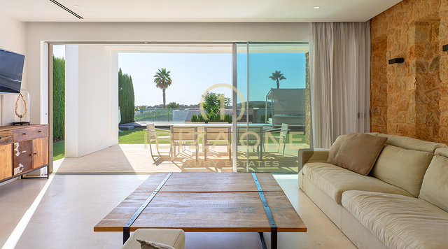 Luxueuse villa à Cala Conta 33, Ibiza, avec 600 m² habitables, vue mer, piscine privée, coucher de soleil et accès direct à la plage. À vendre.