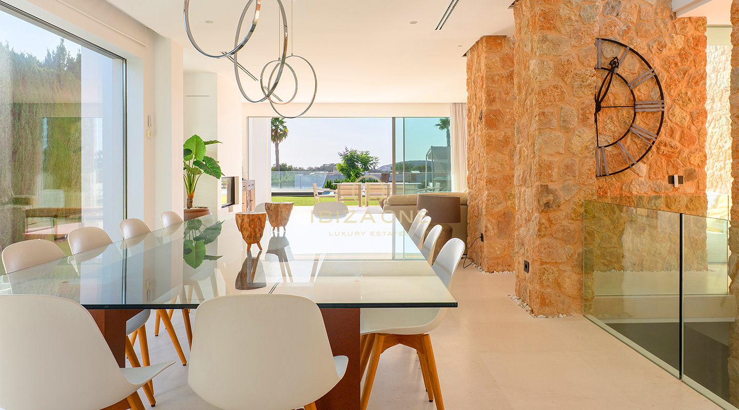 Villa de lujo en Cala Conta 33 con 600 m² de espacio interior, vistas al mar, piscina privada, vistas a la puesta de sol y a poca distancia de la playa en venta, Ibiza.