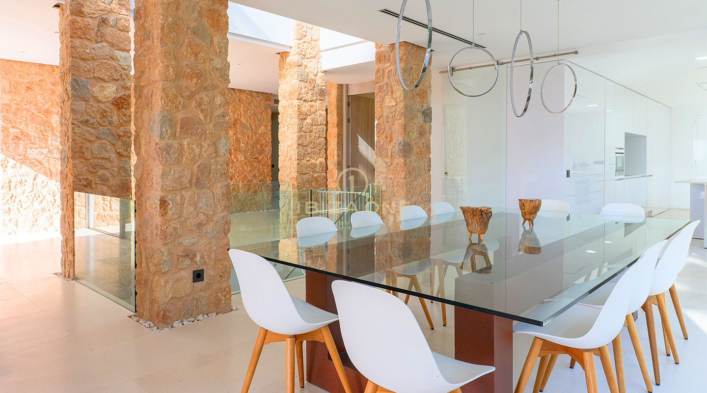 Luxueuse villa à Cala Conta 33, Ibiza, avec 600 m² habitables, vue mer, piscine privée, coucher de soleil et accès direct à la plage. À vendre.