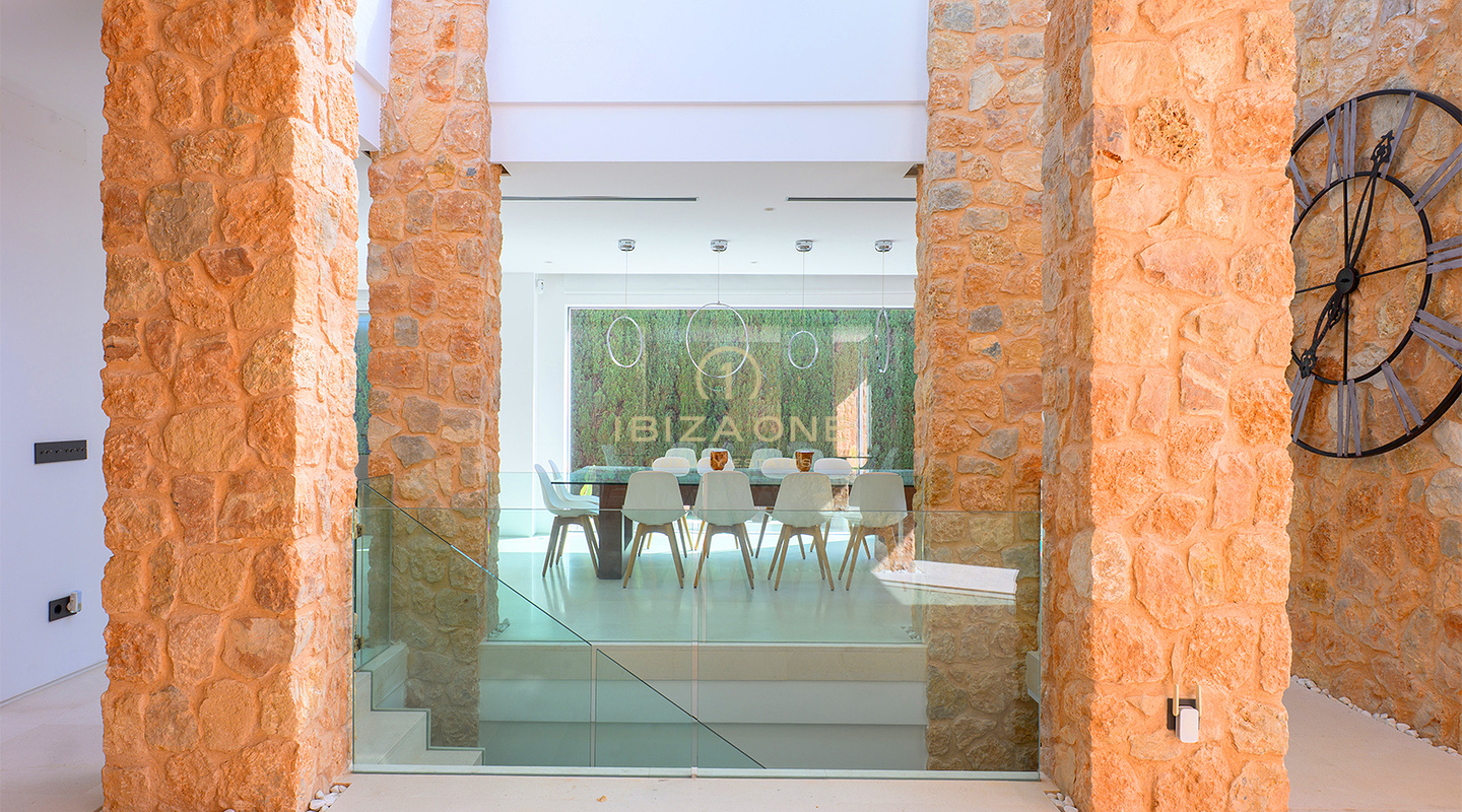 Luxueuse villa à Cala Conta 33, Ibiza, avec 600 m² habitables, vue mer, piscine privée, coucher de soleil et accès direct à la plage. À vendre.