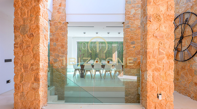 Luxueuse villa à Cala Conta 33, Ibiza, avec 600 m² habitables, vue mer, piscine privée, coucher de soleil et accès direct à la plage. À vendre.