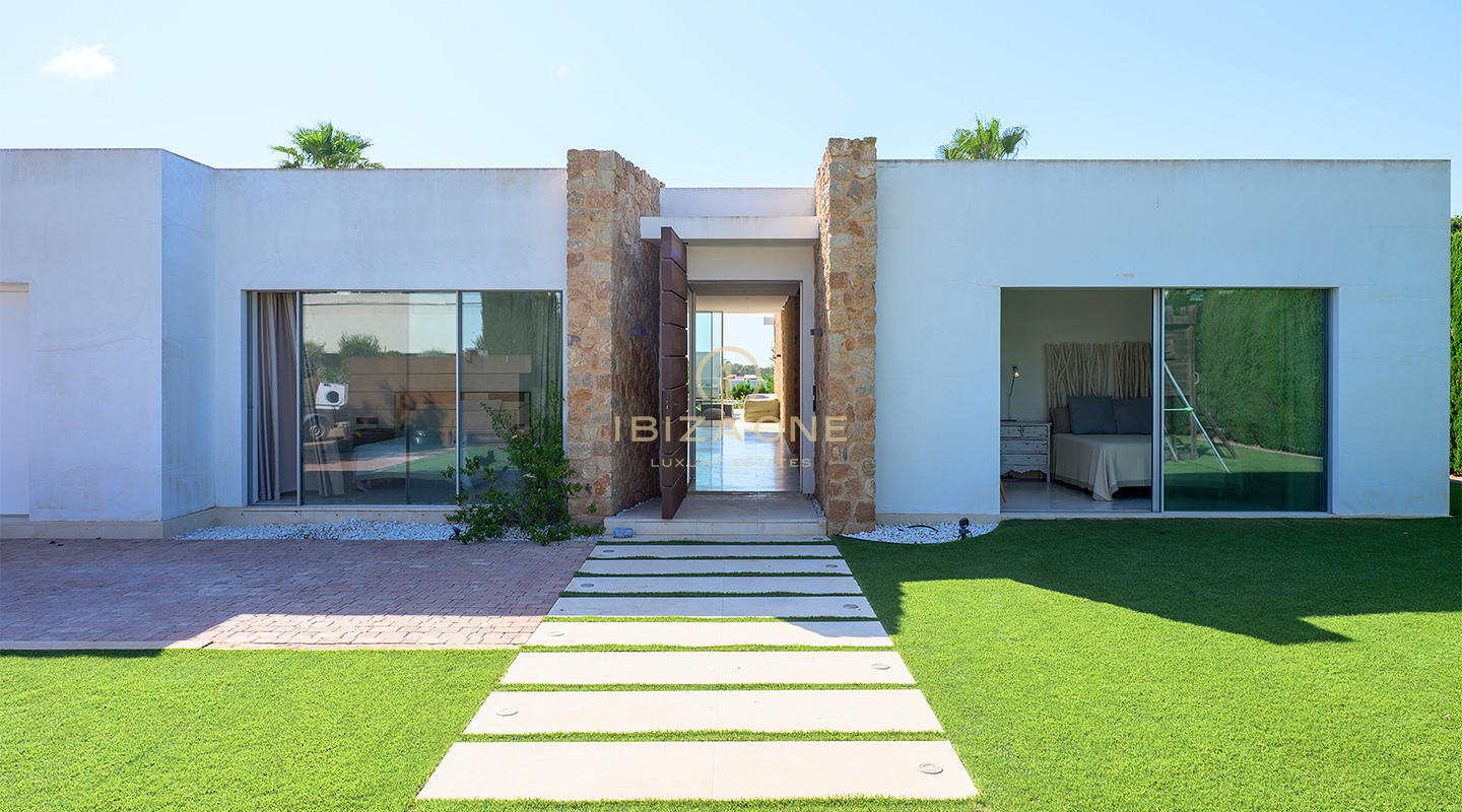 Villa de lujo en Cala Conta 33 con 600 m² de espacio interior, vistas al mar, piscina privada, vistas a la puesta de sol y a poca distancia de la playa en venta, Ibiza.