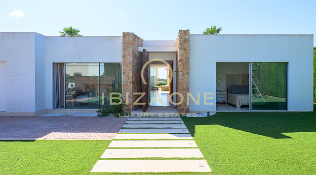 Villa di lusso a Cala Conta 33 con 600 m² di superficie interna, vista mare, piscina privata, vista sul tramonto e a pochi passi dalla spiaggia, in vendita a Ibiza.