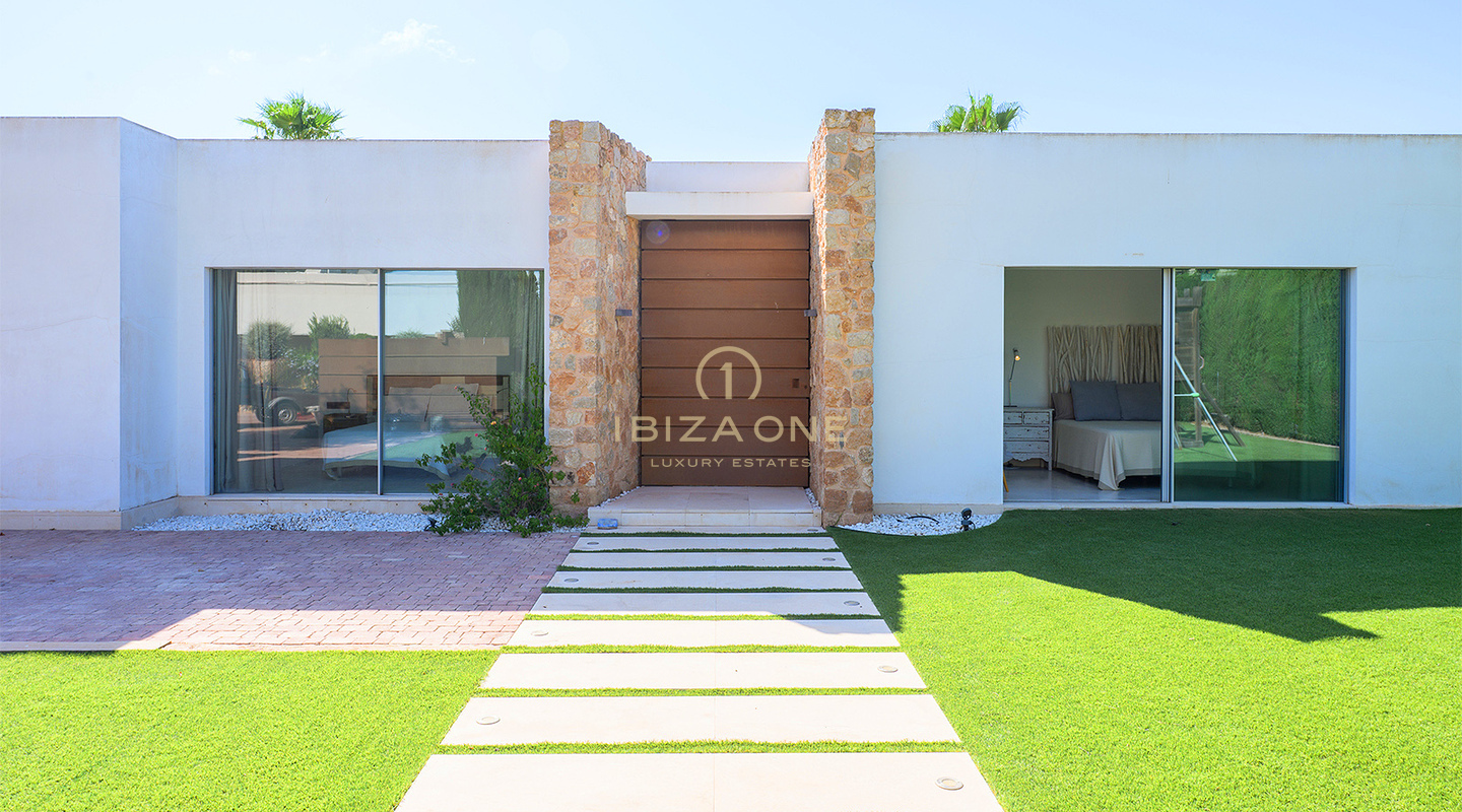 Luxueuse villa à Cala Conta 33, Ibiza, avec 600 m² habitables, vue mer, piscine privée, coucher de soleil et accès direct à la plage. À vendre.
