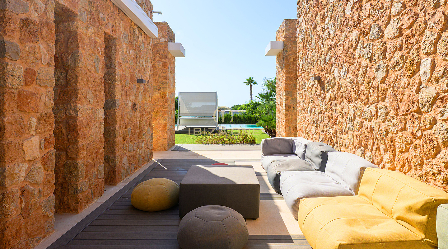 Villa di lusso a Cala Conta 33 con 600 m² di superficie interna, vista mare, piscina privata, vista sul tramonto e a pochi passi dalla spiaggia, in vendita a Ibiza.