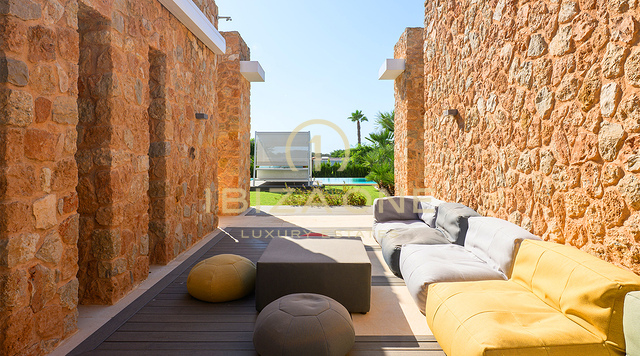 Роскошная вилла Cala Conta 33 площадью 600 м² с видом на море, частным бассейном, видом на закат и в нескольких минутах ходьбы от пляжа, продается на Ибице.