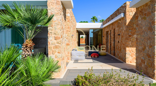 Villa de lujo en Cala Conta 33 con 600 m² de espacio interior, vistas al mar, piscina privada, vistas a la puesta de sol y a poca distancia de la playa en venta, Ibiza.