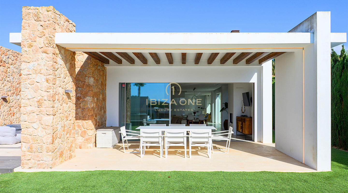 Luxueuse villa à Cala Conta 33, Ibiza, avec 600 m² habitables, vue mer, piscine privée, coucher de soleil et accès direct à la plage. À vendre.