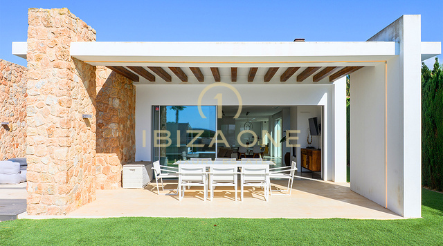 Роскошная вилла Cala Conta 33 площадью 600 м² с видом на море, частным бассейном, видом на закат и в нескольких минутах ходьбы от пляжа, продается на Ибице.