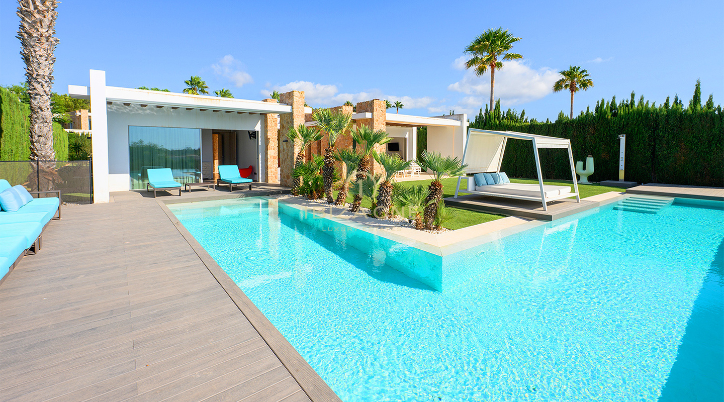 Luxueuse villa à Cala Conta 33, Ibiza, avec 600 m² habitables, vue mer, piscine privée, coucher de soleil et accès direct à la plage. À vendre.
