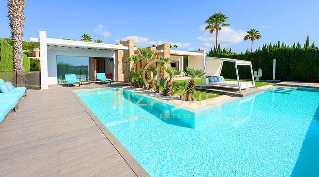 Luxueuse villa à Cala Conta 33, Ibiza, avec 600 m² habitables, vue mer, piscine privée, coucher de soleil et accès direct à la plage. À vendre.