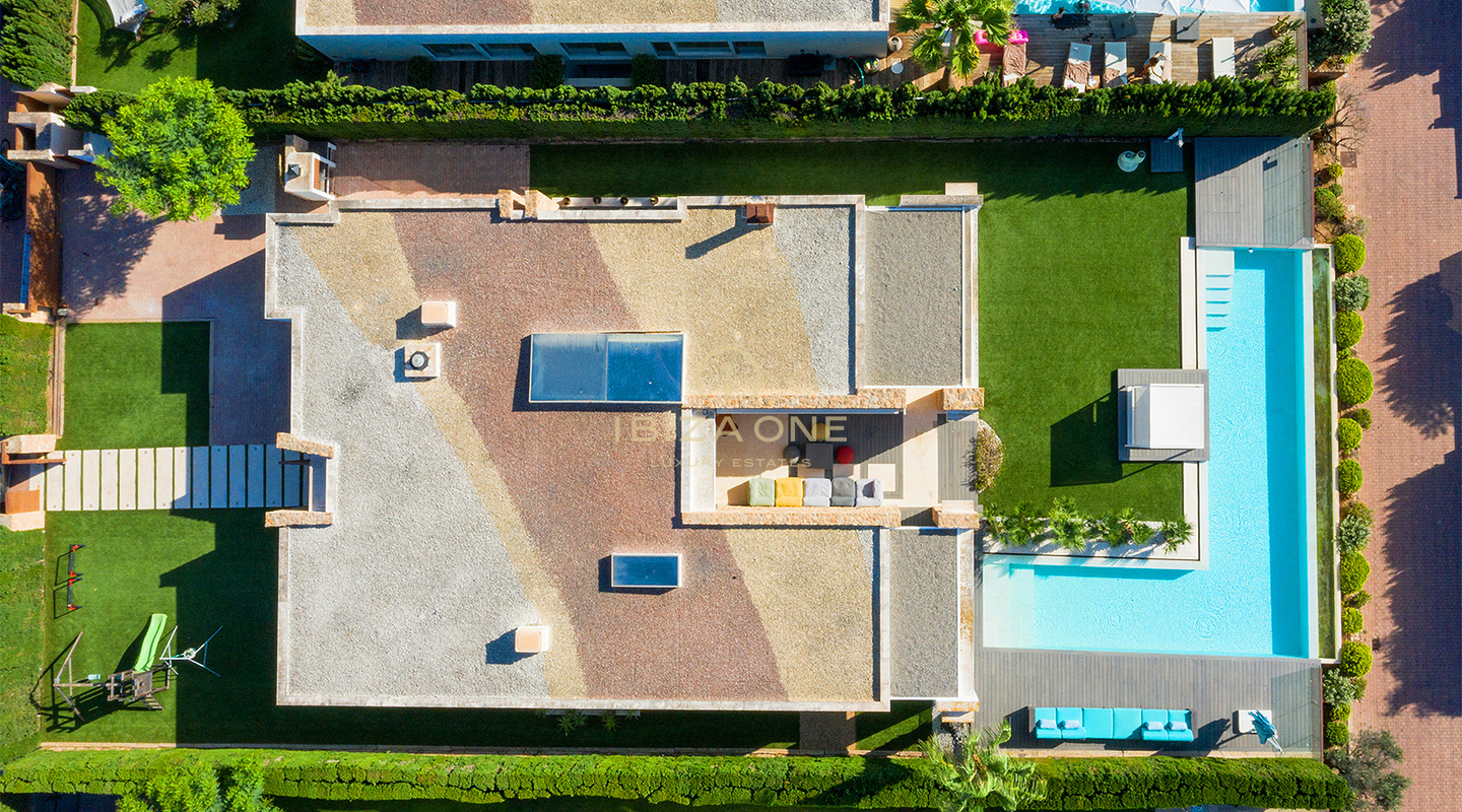 Luxueuse villa à Cala Conta 33, Ibiza, avec 600 m² habitables, vue mer, piscine privée, coucher de soleil et accès direct à la plage. À vendre.