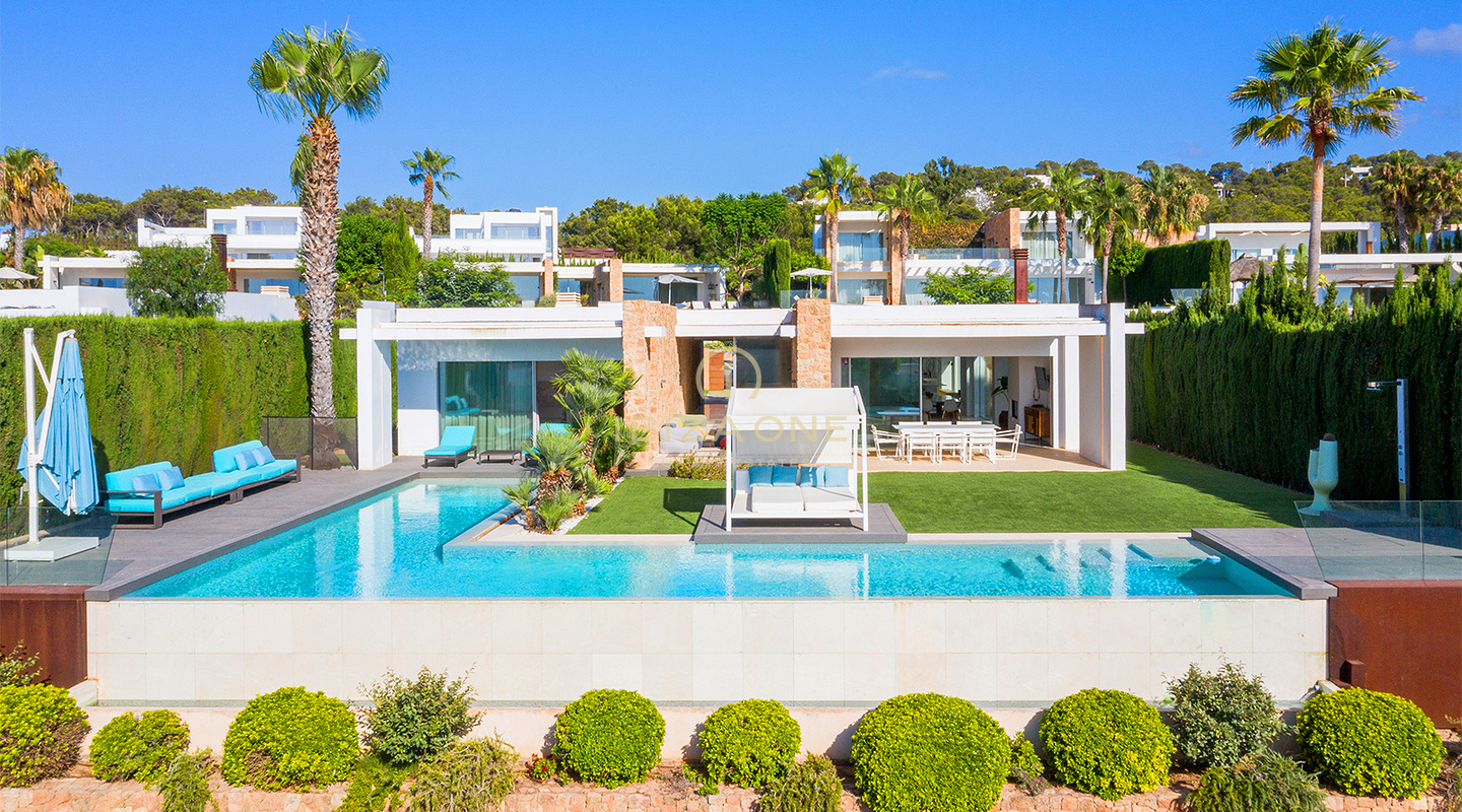 Villa di lusso a Cala Conta 33 con 600 m² di superficie interna, vista mare, piscina privata, vista sul tramonto e a pochi passi dalla spiaggia, in vendita a Ibiza.