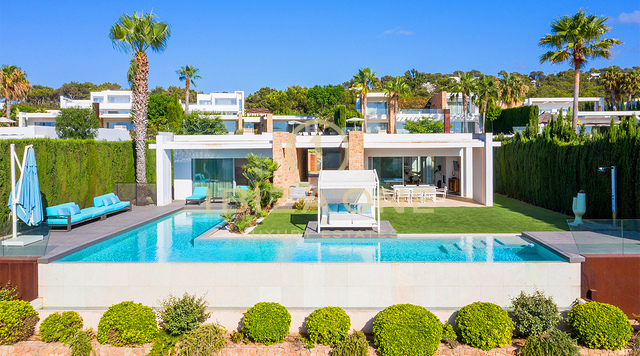 Роскошная вилла Cala Conta 33 площадью 600 м² с видом на море, частным бассейном, видом на закат и в нескольких минутах ходьбы от пляжа, продается на Ибице.