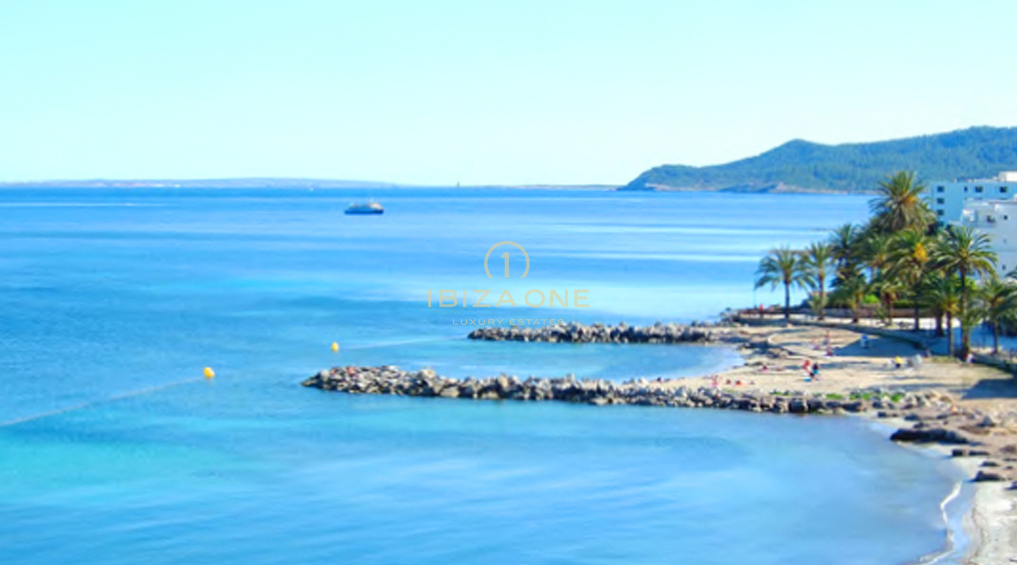 Appartamenti e attici di lusso fronte mare a pochi passi dalla spiaggia sabbiosa più lunga di Ibiza in vendita, Ibiza Prezzi da 855.000 € a 1.945.000 €