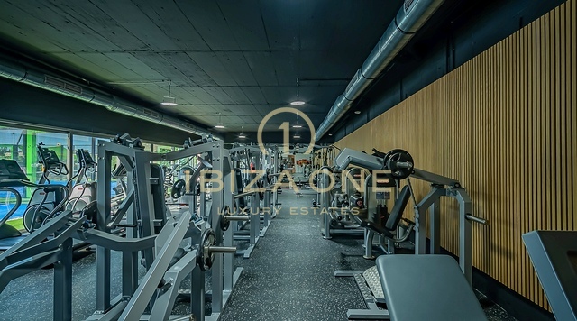 إحدى أكثر العقارات الخاصة تميزًا في إيبيزا، بإطلالات بانورامية على البحر، وملاعب بادل، ومنتجع صحي فاخر معروض للبيع في إيبيزا.