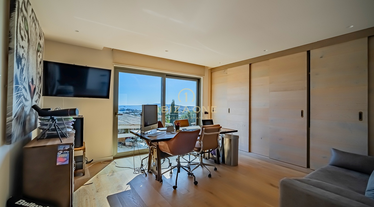 Een van Ibiza's meest bijzondere privélandgoederen met panoramisch uitzicht op zee, padelbanen en een luxe wellnessresort te koop, Ibiza