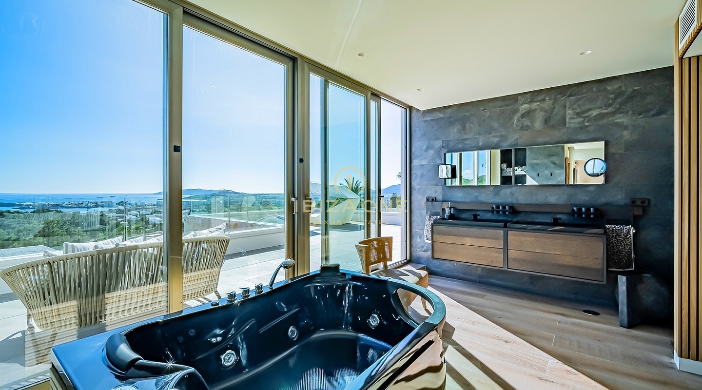Se vende una de las fincas privadas más extraordinarias de Ibiza, con vistas panorámicas al mar, pistas de pádel y un lujoso centro de bienestar.