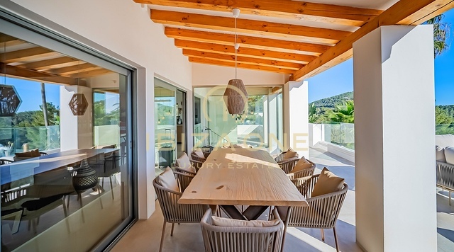 Residencia privada exclusiva con impresionantes vistas panorámicas.