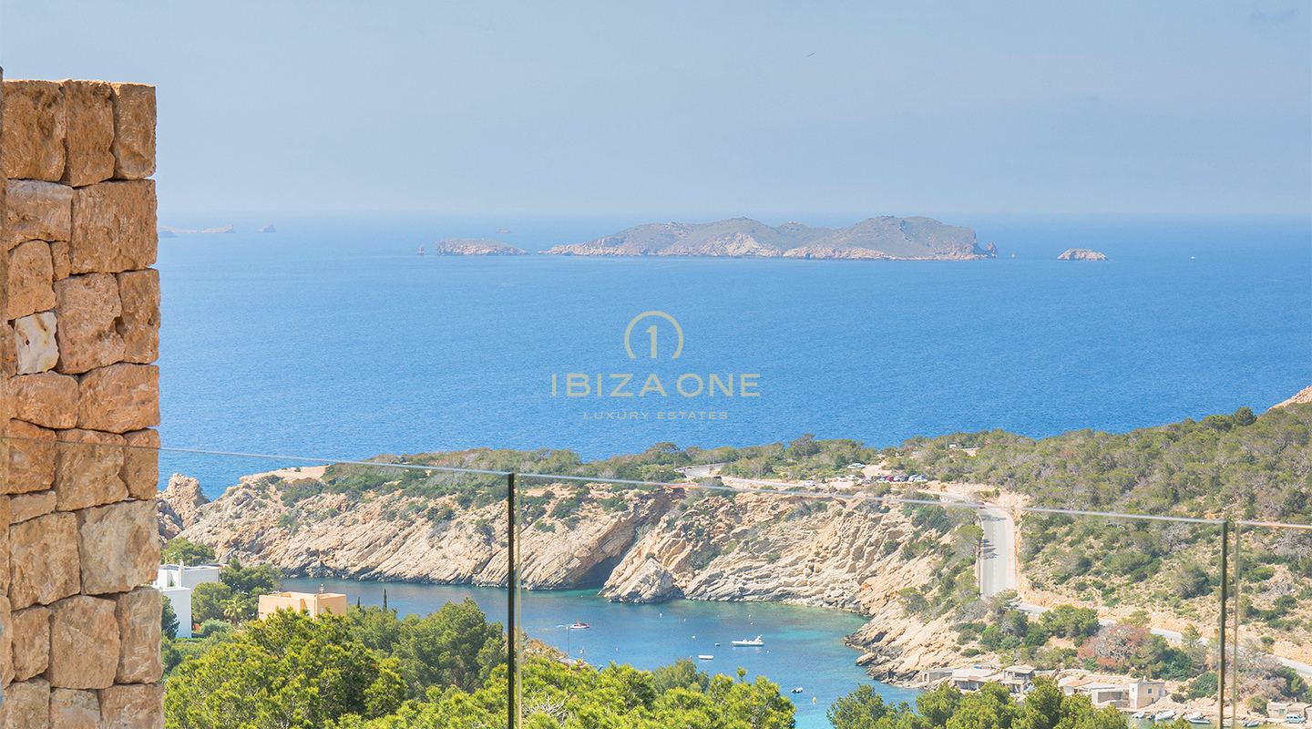 Luxuriöses Penthouse mit Dachterrassen-Whirlpool, Panoramablick aufs Meer und nur wenige Gehminuten vom Strand Cala Vadella entfernt – Zu verkaufen auf Ibiza