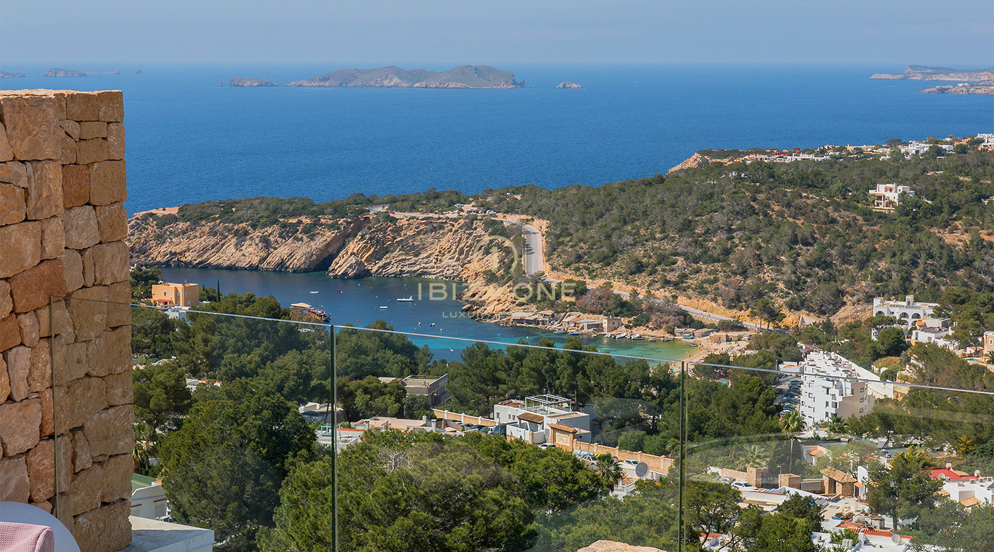 Luxe penthouse met jacuzzi op het dakterras, panoramisch uitzicht op zee en op loopafstand van het strand van Cala Vadella – te koop, Ibiza