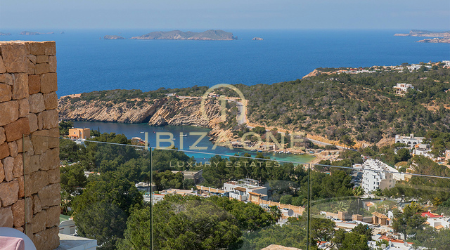 Luxuriöses Penthouse mit Dachterrassen-Whirlpool, Panoramablick aufs Meer und nur wenige Gehminuten vom Strand Cala Vadella entfernt – Zu verkaufen auf Ibiza