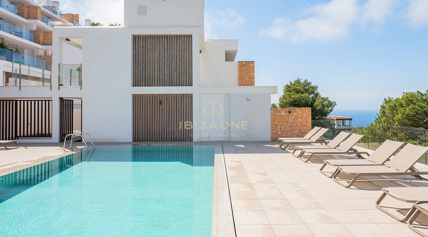 Penthouse de luxe avec jacuzzi sur le toit, vue panoramique sur la mer et à deux pas de la plage de Cala Vadella – À vendre, Ibiza
