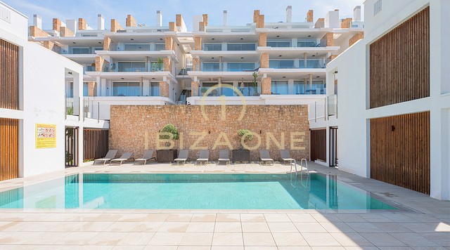 Luxuriöses Penthouse mit Dachterrassen-Whirlpool, Panoramablick aufs Meer und nur wenige Gehminuten vom Strand Cala Vadella entfernt – Zu verkaufen auf Ibiza