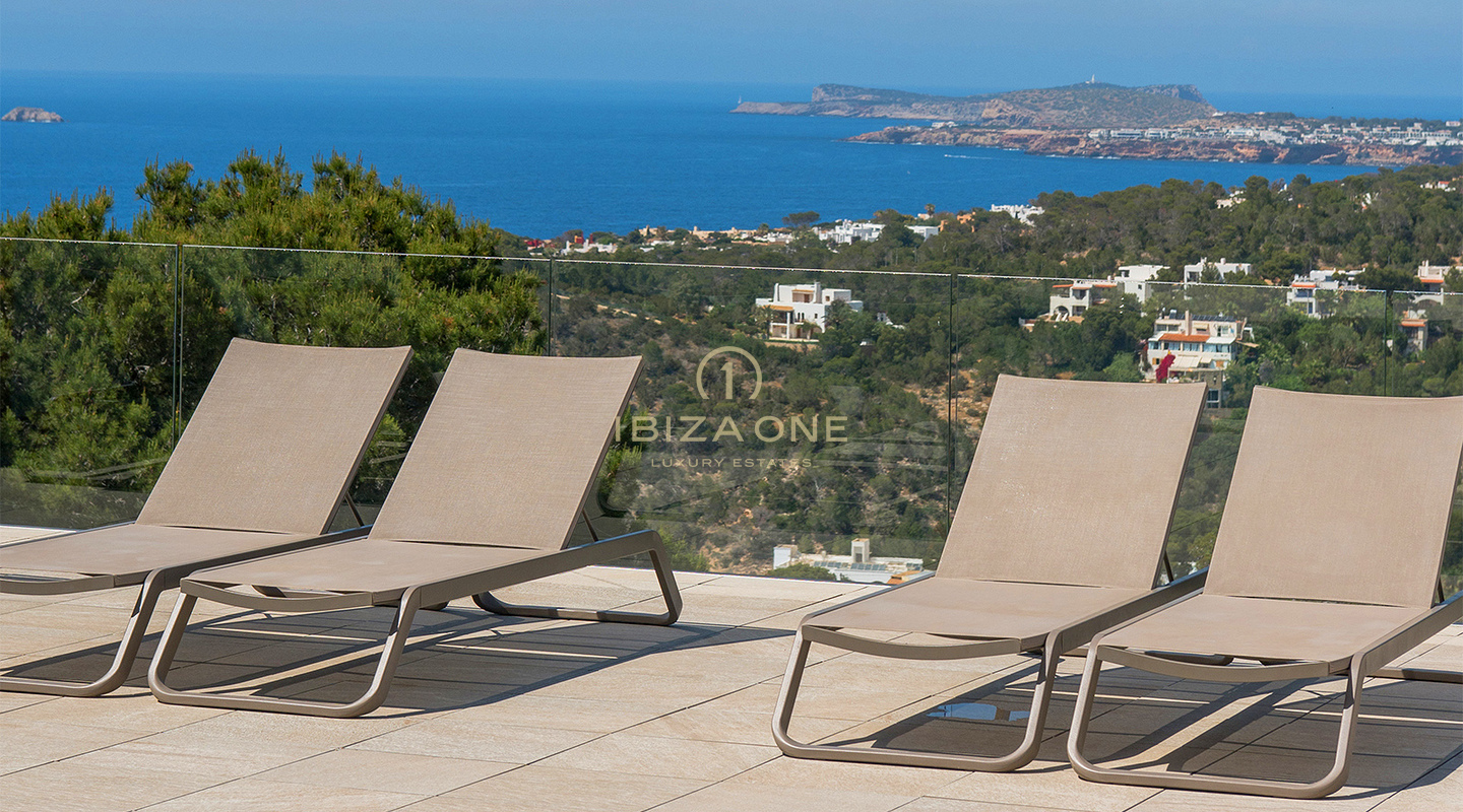 Luxuriöses Penthouse mit Dachterrassen-Whirlpool, Panoramablick aufs Meer und nur wenige Gehminuten vom Strand Cala Vadella entfernt – Zu verkaufen auf Ibiza