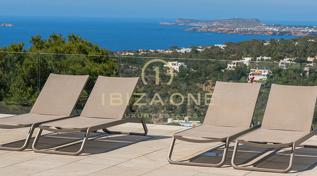Penthouse de luxe avec jacuzzi sur le toit, vue panoramique sur la mer et à deux pas de la plage de Cala Vadella – À vendre, Ibiza