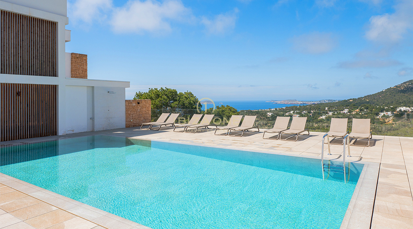 Luxuriöses Penthouse mit Dachterrassen-Whirlpool, Panoramablick aufs Meer und nur wenige Gehminuten vom Strand Cala Vadella entfernt – Zu verkaufen auf Ibiza