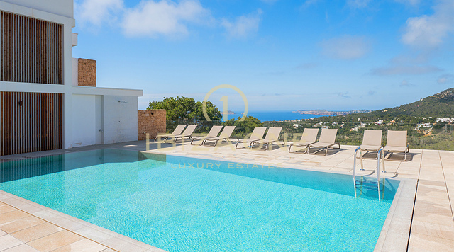 Ático de lujo con jacuzzi en la azotea, vistas panorámicas al mar y a pocos pasos de la playa de Cala Vadella – En venta, Ibiza