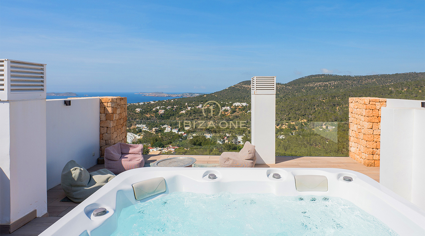 Penthouse de luxe avec jacuzzi sur le toit, vue panoramique sur la mer et à deux pas de la plage de Cala Vadella – À vendre, Ibiza