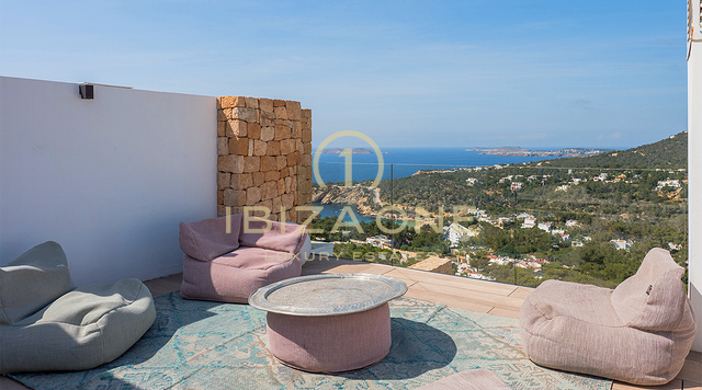 Ático de lujo con jacuzzi en la azotea, vistas panorámicas al mar y a pocos pasos de la playa de Cala Vadella – En venta, Ibiza