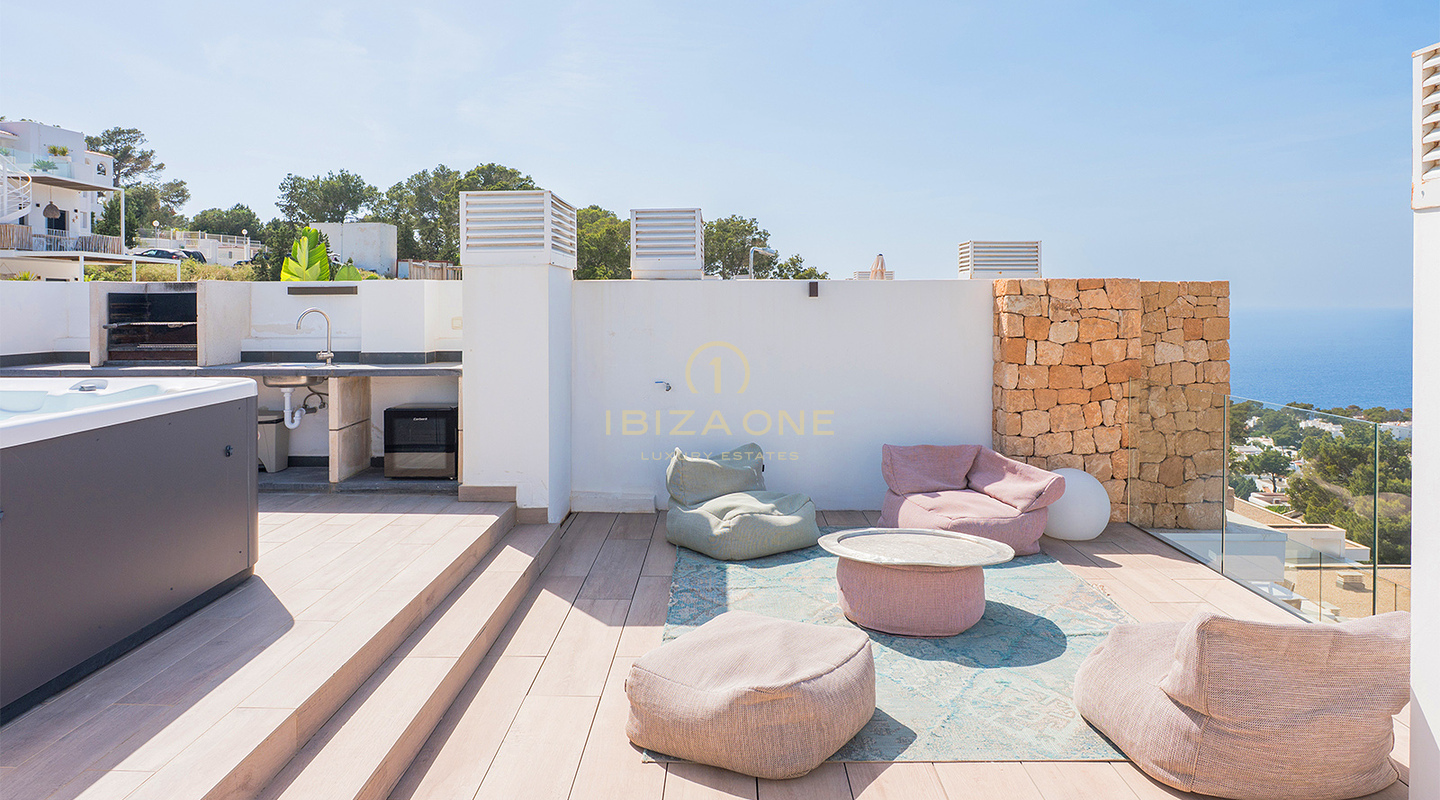 Luxuriöses Penthouse mit Dachterrassen-Whirlpool, Panoramablick aufs Meer und nur wenige Gehminuten vom Strand Cala Vadella entfernt – Zu verkaufen auf Ibiza