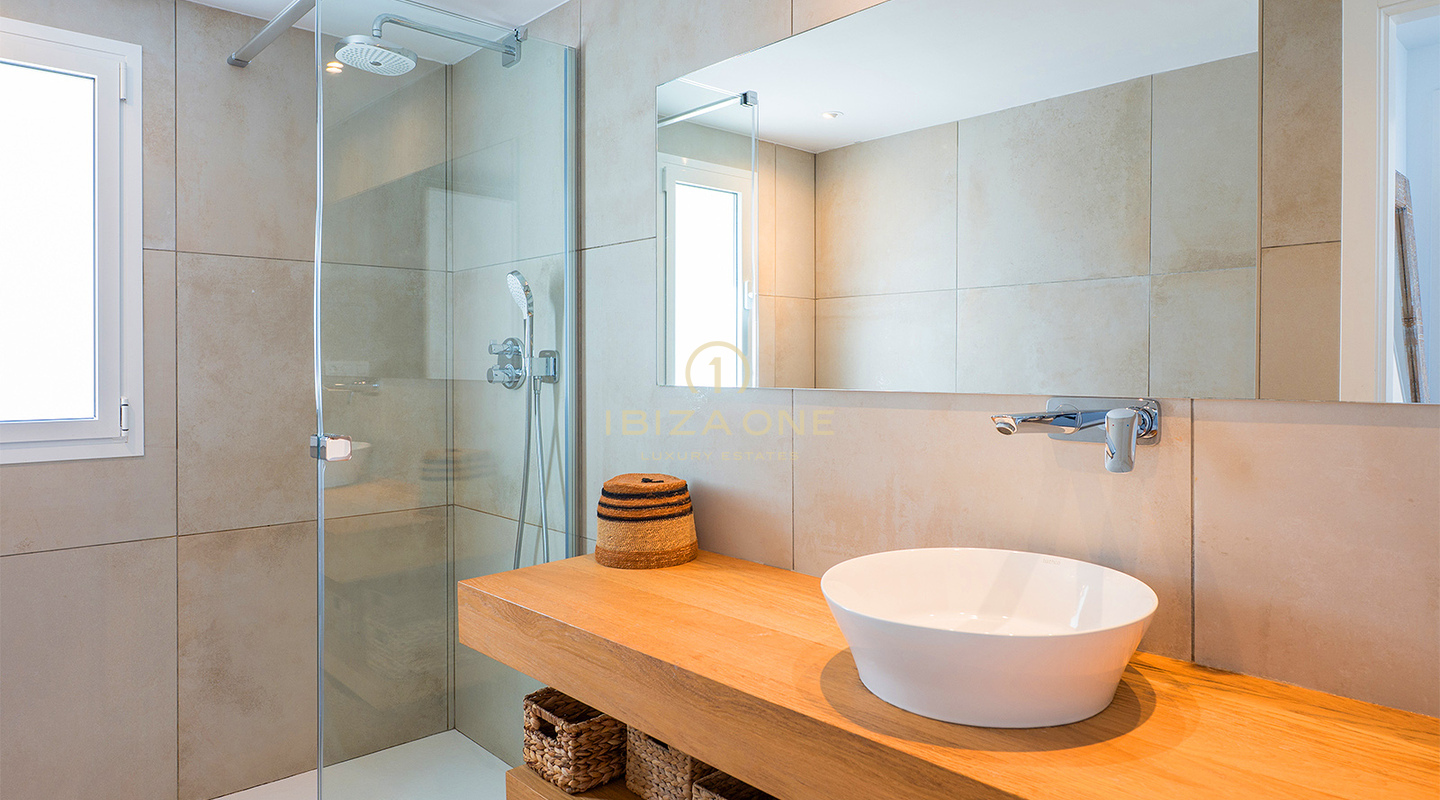 Ático de lujo con jacuzzi en la azotea, vistas panorámicas al mar y a pocos pasos de la playa de Cala Vadella – En venta, Ibiza