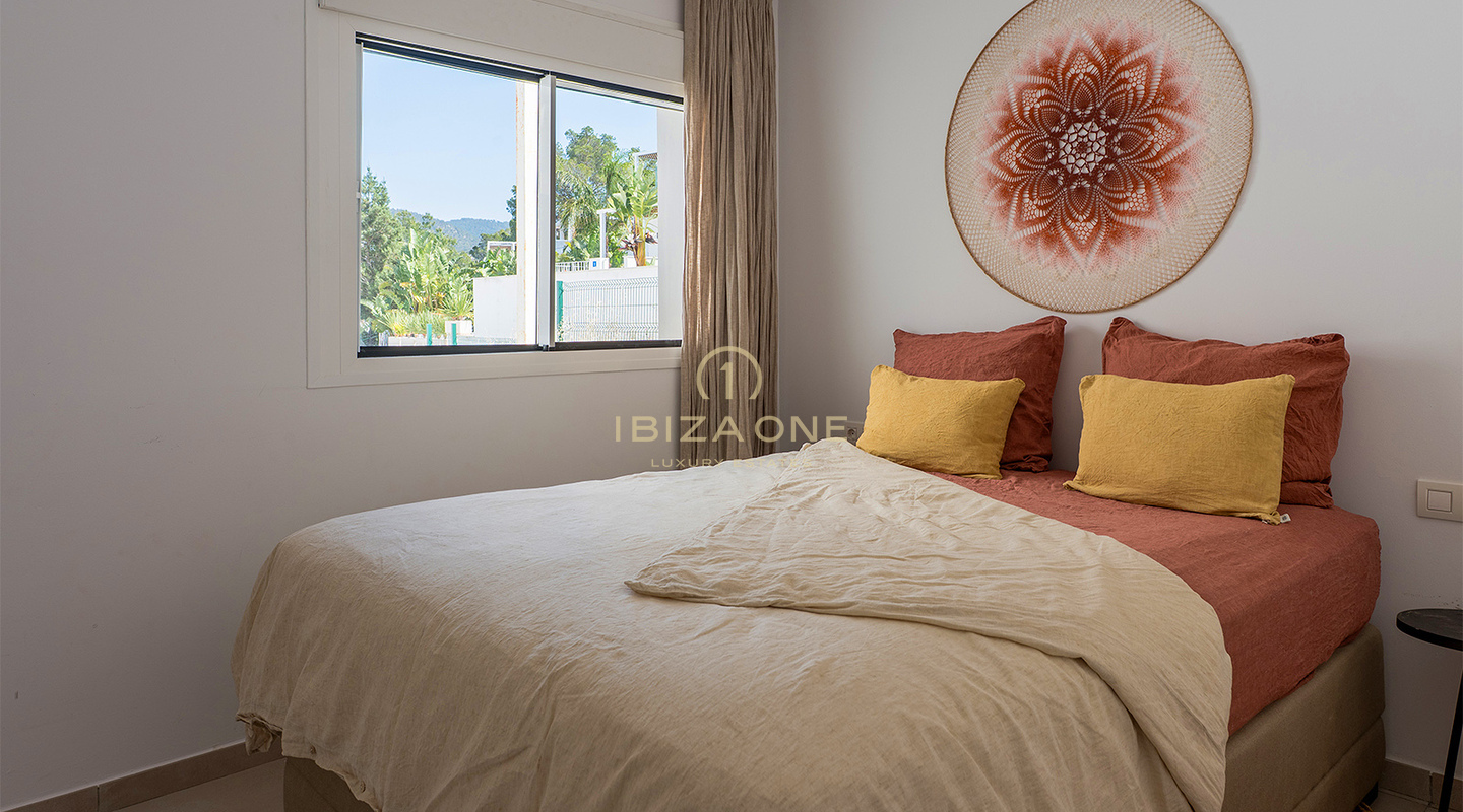 Luxe penthouse met jacuzzi op het dakterras, panoramisch uitzicht op zee en op loopafstand van het strand van Cala Vadella – te koop, Ibiza