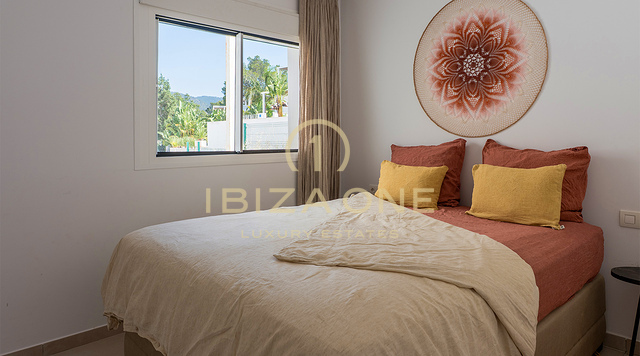Luxe penthouse met jacuzzi op het dakterras, panoramisch uitzicht op zee en op loopafstand van het strand van Cala Vadella – te koop, Ibiza