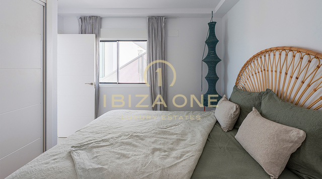 Ático de lujo con jacuzzi en la azotea, vistas panorámicas al mar y a pocos pasos de la playa de Cala Vadella – En venta, Ibiza