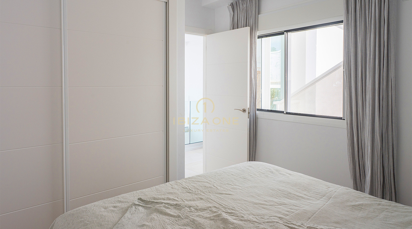 Penthouse de luxe avec jacuzzi sur le toit, vue panoramique sur la mer et à deux pas de la plage de Cala Vadella – À vendre, Ibiza