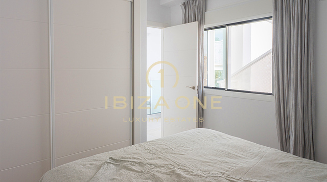 Luxuriöses Penthouse mit Dachterrassen-Whirlpool, Panoramablick aufs Meer und nur wenige Gehminuten vom Strand Cala Vadella entfernt – Zu verkaufen auf Ibiza