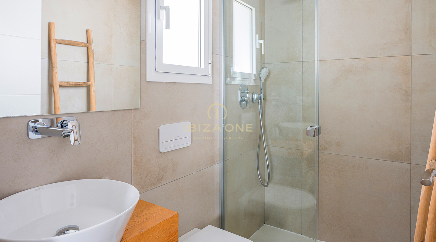 Penthouse de luxe avec jacuzzi sur le toit, vue panoramique sur la mer et à deux pas de la plage de Cala Vadella – À vendre, Ibiza